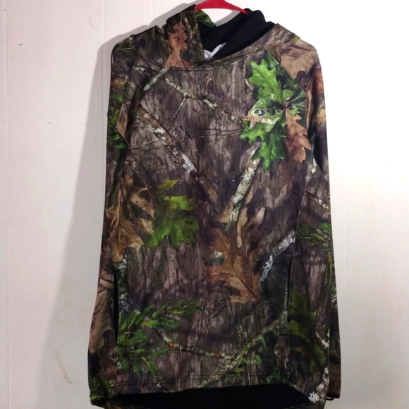 Mossy oak pullover with built-in gaither and Hood. - Picture 1 of 5